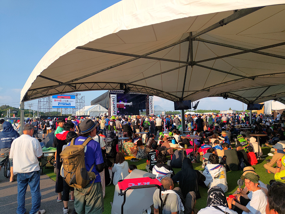 会場