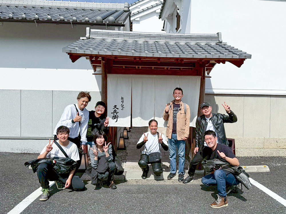 店先で集合写真